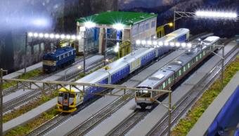 最安値，正規品 SAZAN 鉄道ジオラマ展示台 90ｘ30ｃｍ 6線路&times;6両編成 電車庫/架線柱ヤード照明付 小3(その他)｜売買されたオークション情報、yahooの商品情報をアーカイブ公開 - オークファン その他