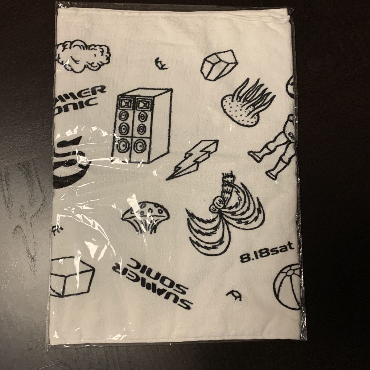 サマーソニック オフィシャル 総柄 イラスト バスタオル 白 黒 公式 18 サマソニ Summer Sonic 周年 フェス ロック 記念品 思い出の品 売買されたオークション情報 Yahooの商品情報をアーカイブ公開 オークファン Aucfan Com