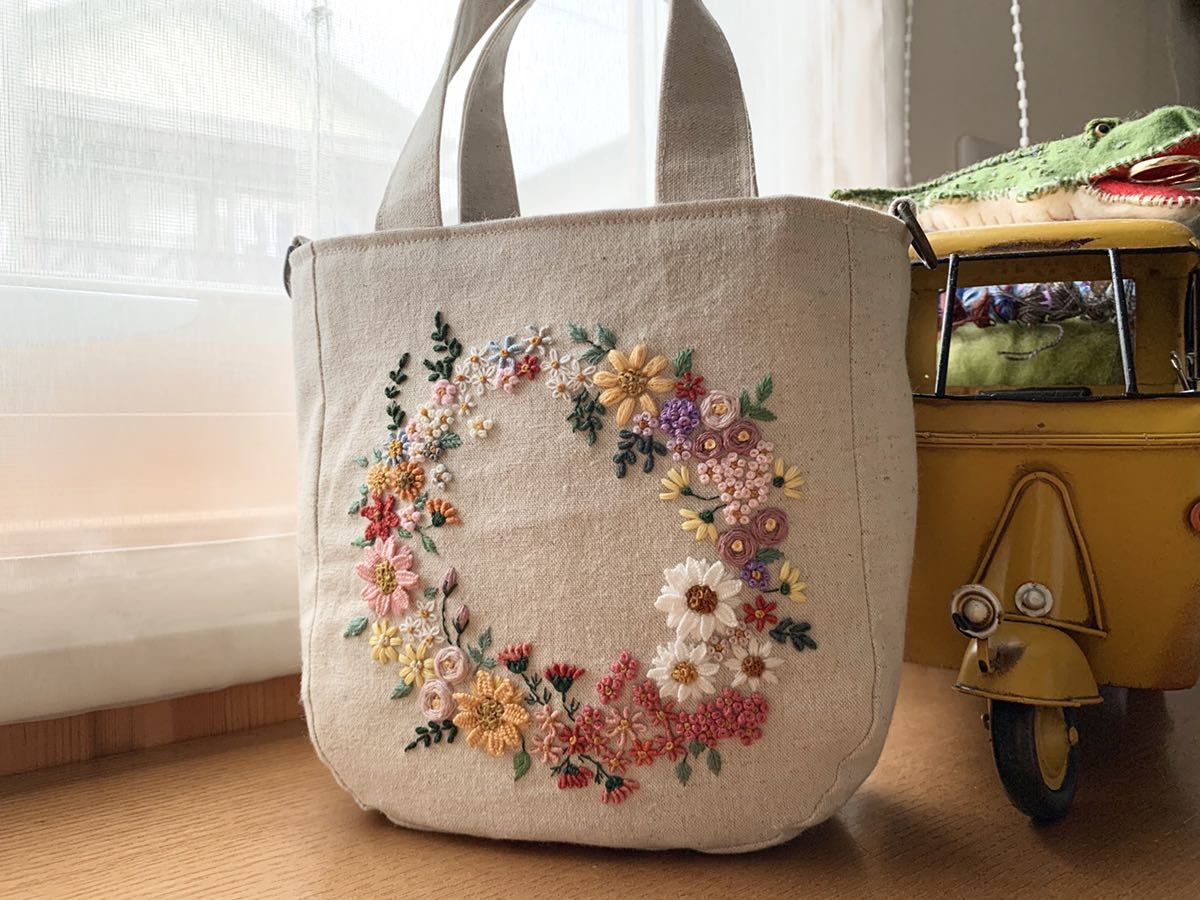 お花のバッグ リース 手刺繍 立体刺繍 ハンドメイド リネン生地