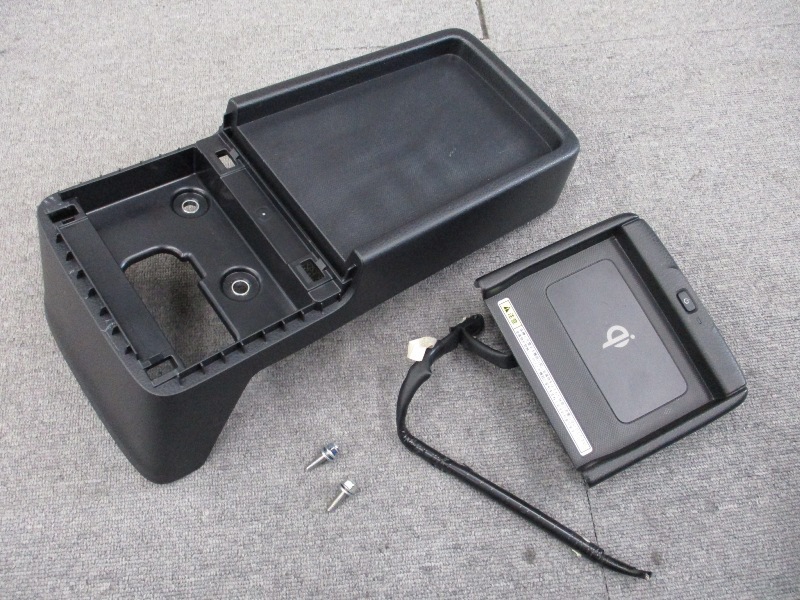  トヨタ純正 センターコンソール 置くだけ充電器 ワイヤレス充電 861C0-28010 パナソニック ZWR80 ヴォクシー 外し ノア エスクァイア(トヨタ用)｜売買されたオークション情報、yahooの商品情報を トヨタ用