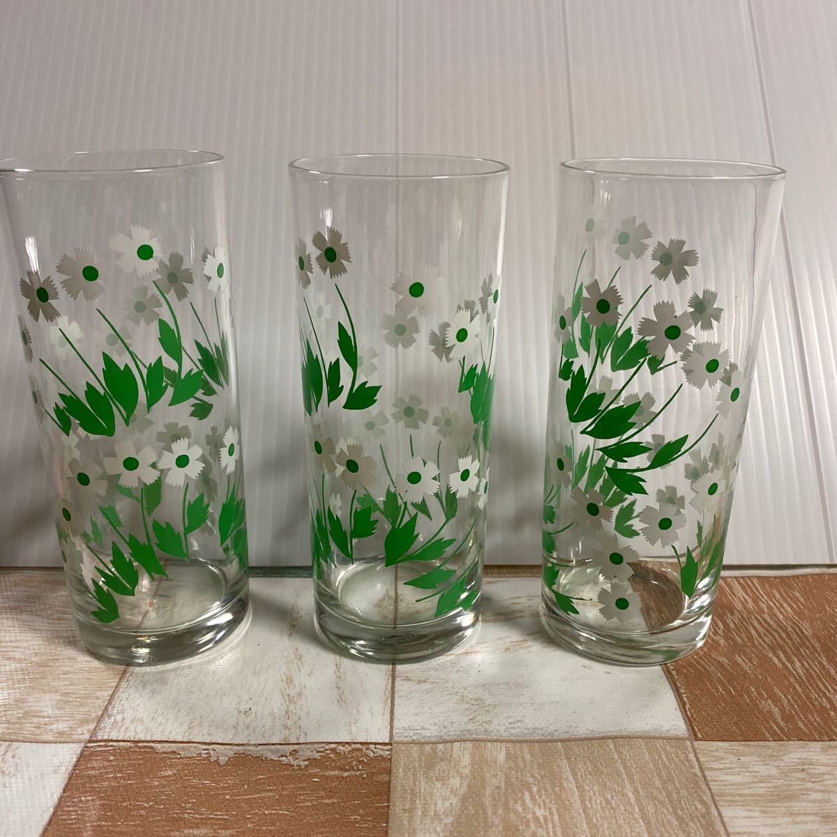  昭和レトロ 昭和レトロポップ ガラスコップ 花柄 3客セット(タンブラーグラス)｜売買されたオークション情報、yahooの商品情報をアーカイブ公開 - オークファン タンブラーグラス