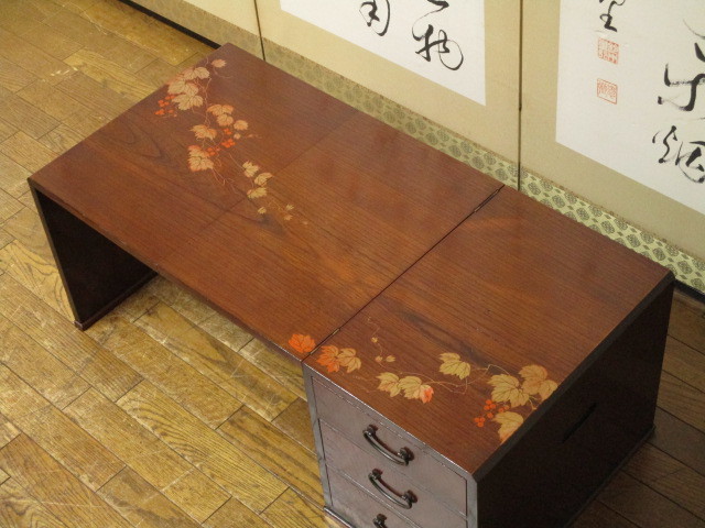 逸品 美しい木目 欅材 金彩花文様 3杯抽斗 折りたたみ式 民芸 座机 文