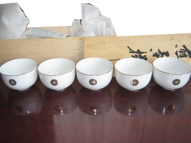 ★新品 叙勲受賞記念 平成十八年 秋 煎茶揃 5客セット 瑞陶 菊花の紋章 菊紋 湯呑み 湯飲み 湯のみ 白 約高さ5.3cm 口径8.5cm 底経3.5cm★