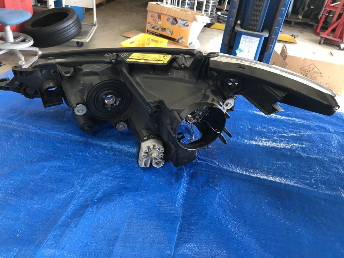 エスティマ 前期 ACR50 ACR55 右ヘッドライト HID 刻印70 Koito 28-192