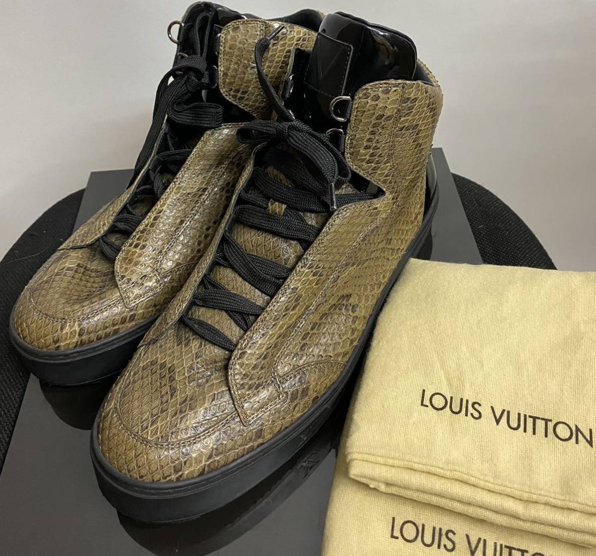 新品同様 ヴィトン LOUIS VUITTON パイソン ハイカット スニーカー 