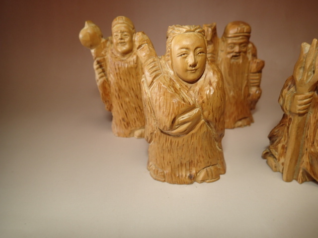 ◆送料込み即決◆3328◆木製無垢一刀彫　細密彫刻　七福神　置物飾り物　縁起物　装飾インテリア恵比須大黒弁財天毘沙門天福禄寿寿老人布袋