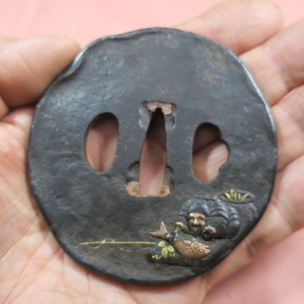 優品 音色良 鉄鍔 象嵌 丸形 刀装具 三日月の図 ○秀 銘