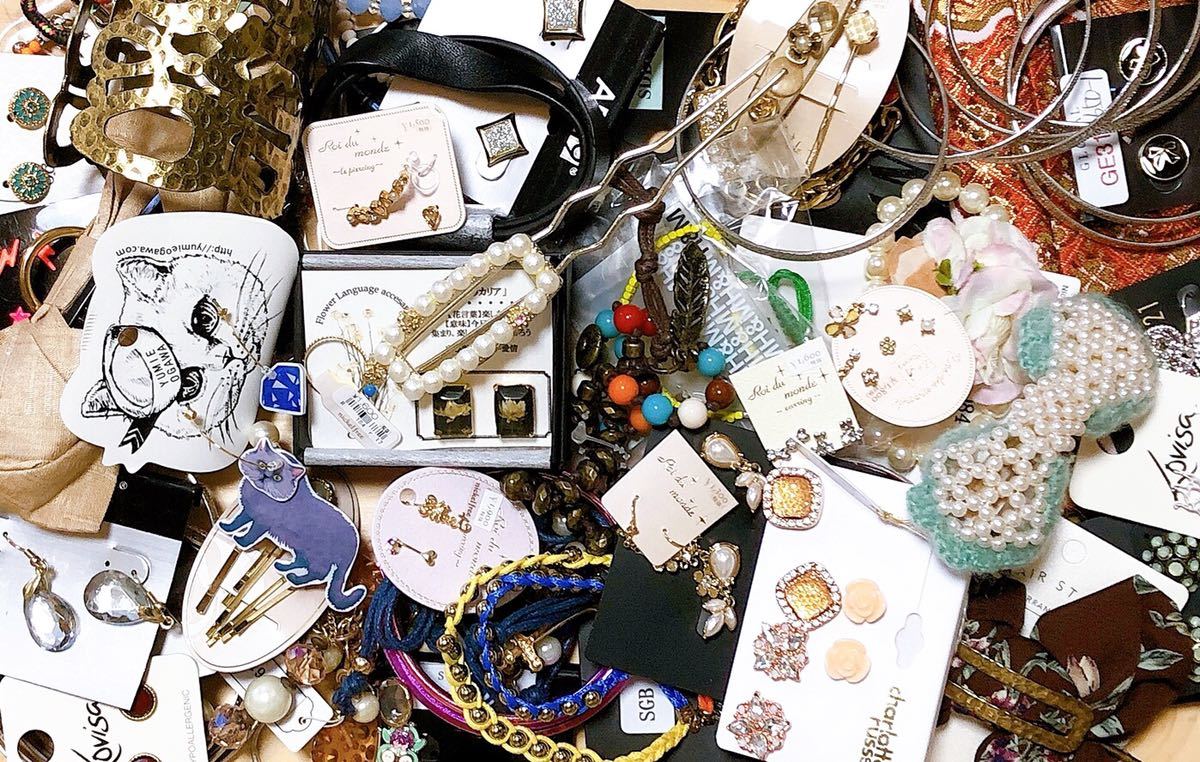 大量 M アクセサリー 1.2kg 未使用ブレスレットへアアクセサリー ピアス イヤリング等 まとめて まとめ売り セット M-0105t_1