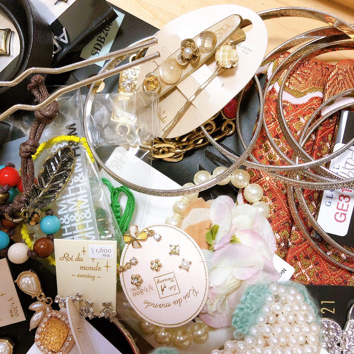 大量 M アクセサリー 1.2kg 未使用ブレスレットへアアクセサリー ピアス イヤリング等 まとめて まとめ売り セット M-0105t_3