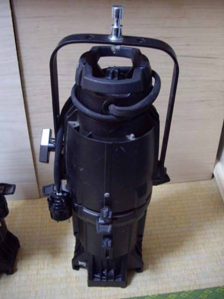 舞台照明 ETCソースフォー26°2台セット。白箱つき(レコーディング、PA 