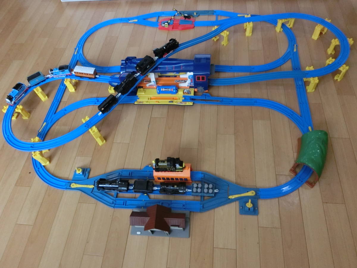 大量 元気におしゃべりするトーマスと仲間達の名前を 呼びながら走るヒロ オール重連機関車軍団d51はライト点灯ビック機関車に乗る １円 セット 売買されたオークション情報 Yahooの商品情報をアーカイブ公開 オークファン Aucfan Com