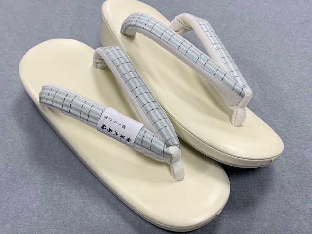 夏草履カジュアルな着物に合う草履です。上品で品格のある夏大島紬の鼻緒がきれいです。①