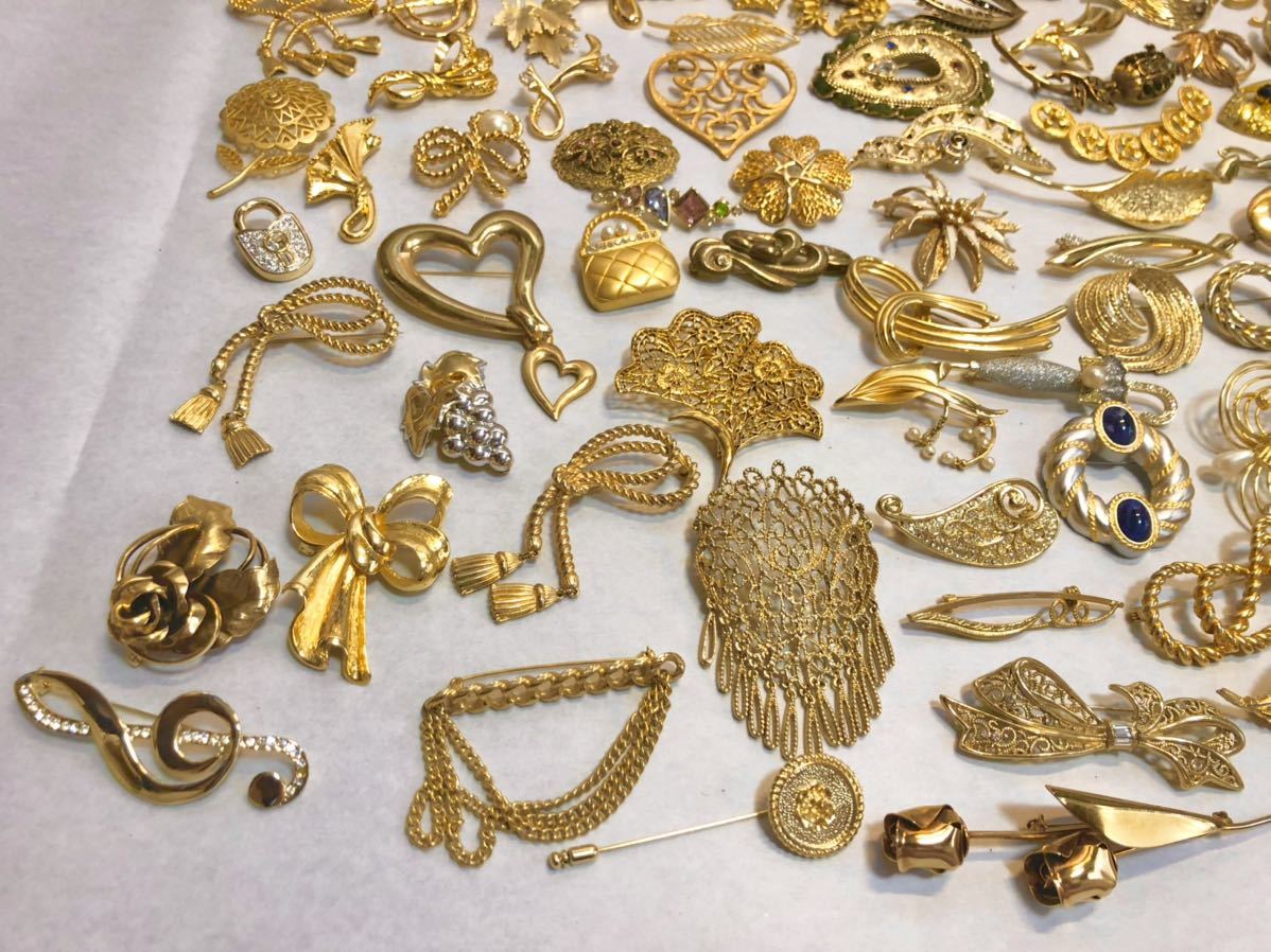 【レトロ】ビンテージアクセサリー まとめ売り アンティーク 長期保管品 ゴールドカラー ブローチ 113個 特殊 希少 大量 西欧 レトロ