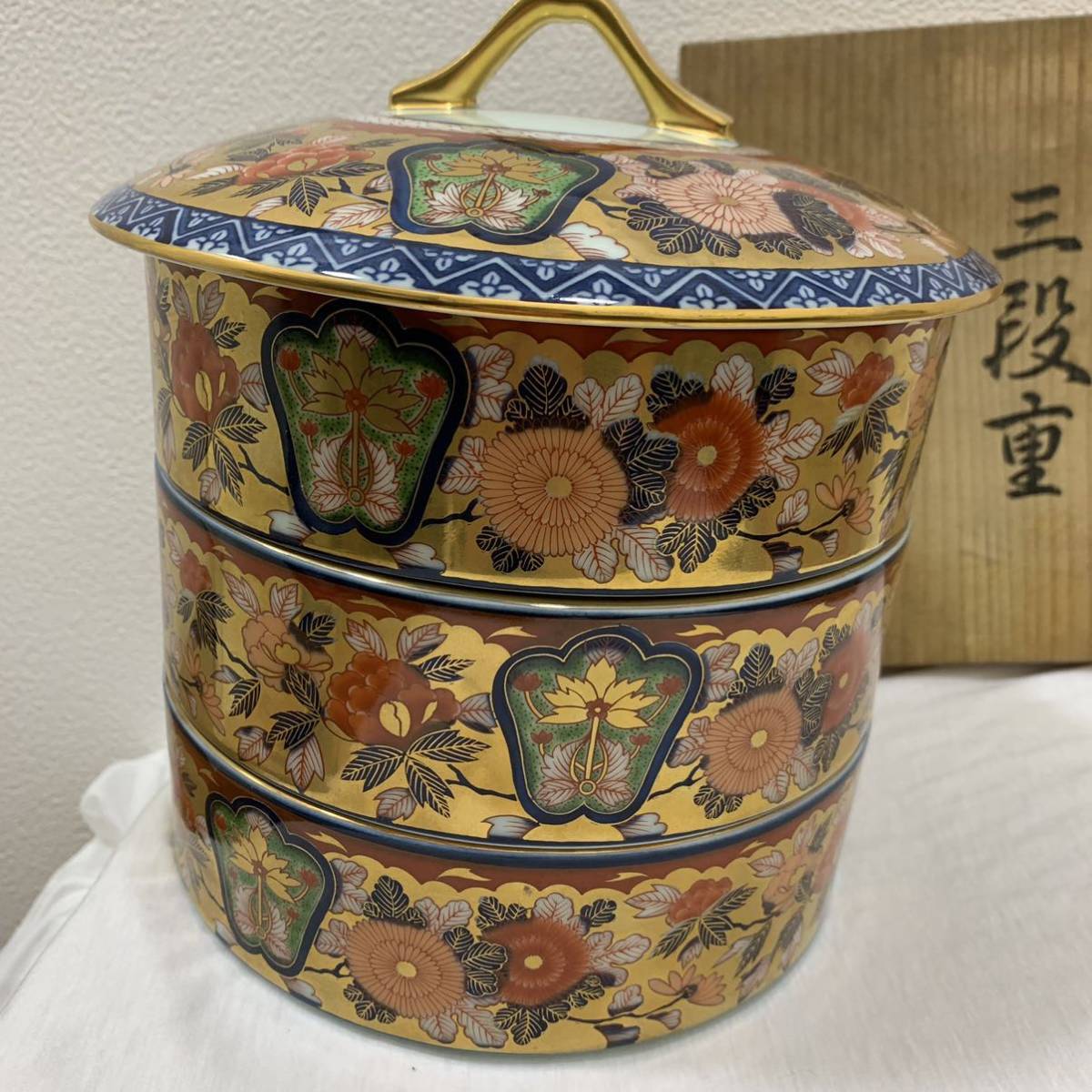 日肥其泉　昭和年製　三段重　金彩 キッチン・食器 日肥其泉 昭和年製 三段重 金彩