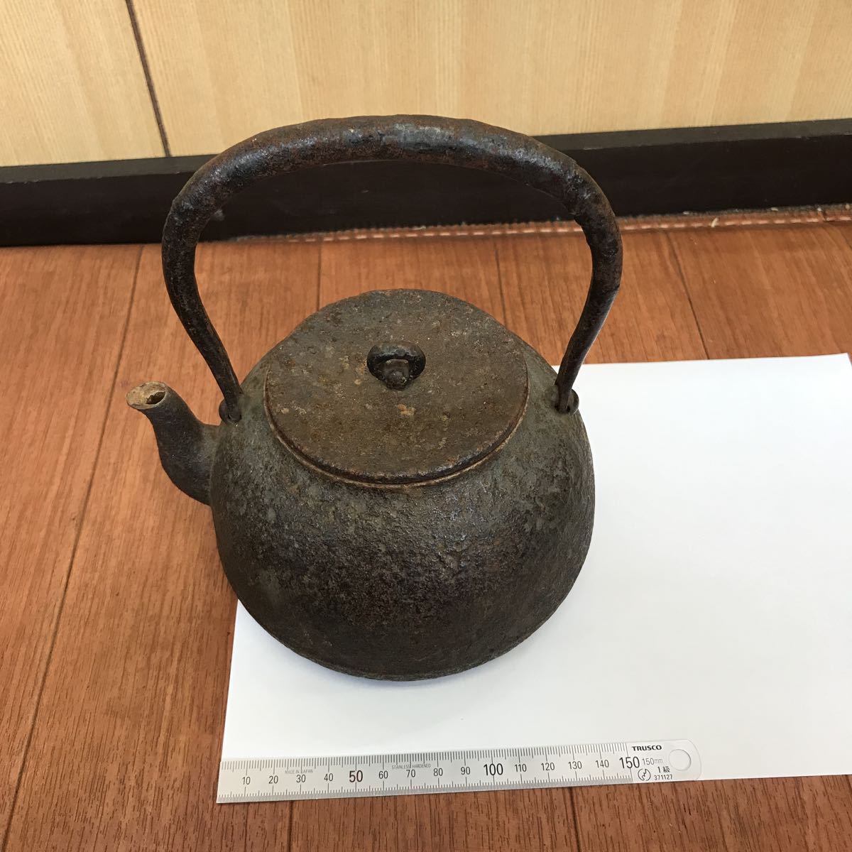 余韻】 江戸中期 金具 本革 煙草入 火打鎌付☆『銅・銀 鼠 葉 鮎 松笠