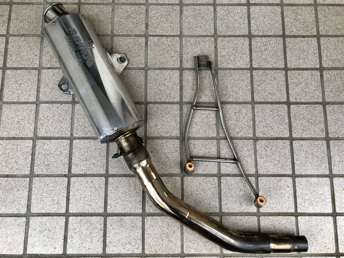 マジェスティ250C カチ上げマフラー用 エキパイ 取り付けステー 