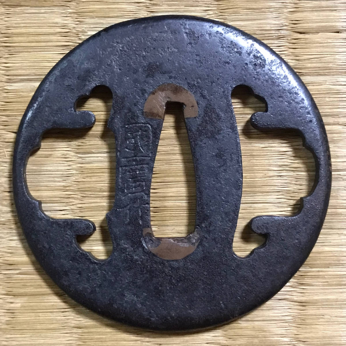 武具 刀 鉄鍔 透かし鍔 江戸時代 無銘 日本刀 刀装具 骨董品 美品 鐔 刀装具 時代武具 無銘 鍔 | 鐔 日本刀 武具 鉄製 刀 6776. 時代物 銅