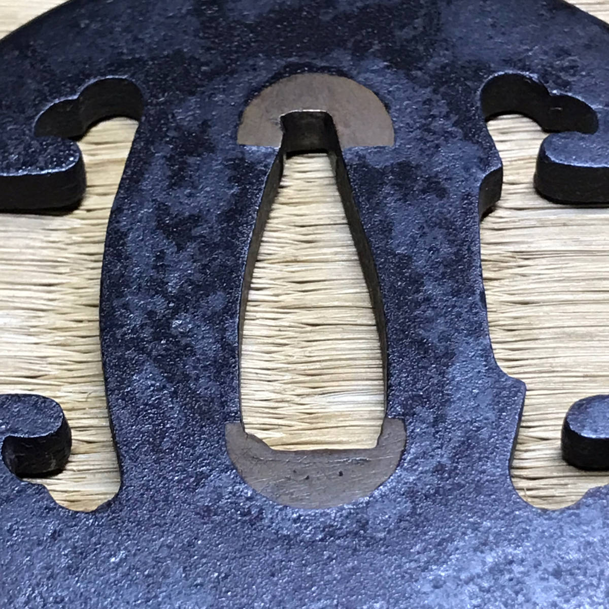 武具 刀 鉄鍔 透かし鍔 江戸時代 無銘 日本刀 刀装具 骨董品 美品 鐔 刀装具 時代武具 無銘 鍔 | 鐔 日本刀 武具 鉄製 刀 6776. 時代物 銅