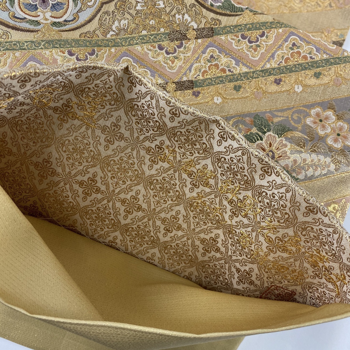袋帯 美品 秀品 落款 正倉院斜取花鳥華文 草花 鳥 金糸 箔 金色 六通 正絹 【中古】 ☆☆☆ 袋帯 正絹 特選京摺り友禅紋意匠地袋帯 工芸総手刺繍袋帯 アウトレット Crafts