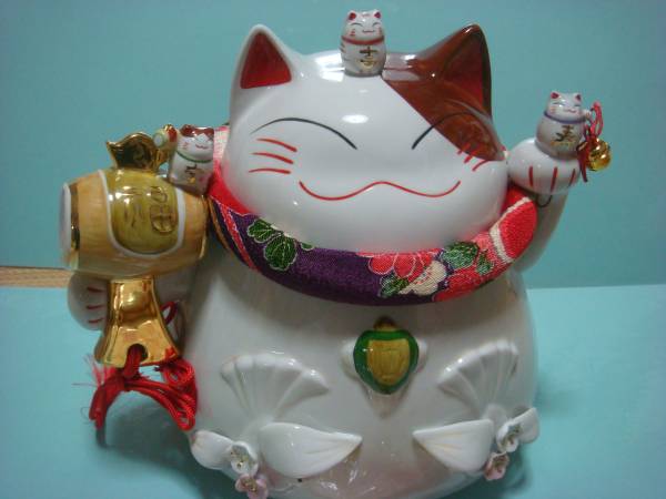 招き猫　貯金箱　猫舎　置物　ほぼ未使用　座布団・箱なし