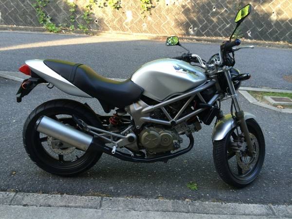 HONDA VTR250前期　売ります ホンダ VTR250 前期型 シルバー ノーマル車(126cc-250cc)｜売買された