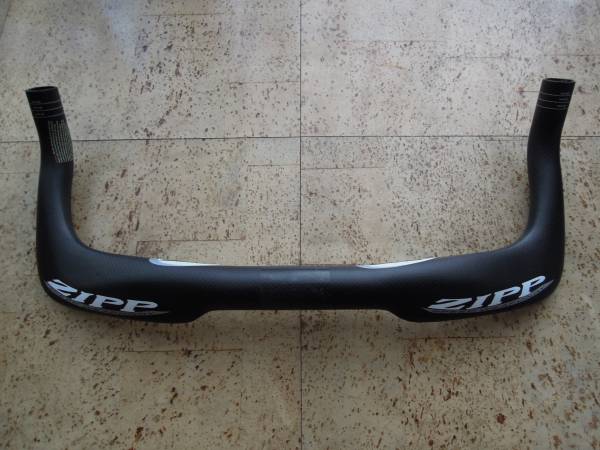 ZIPP カーボン ブルホーンバー C-C：400mm クランプ径：31.8mm