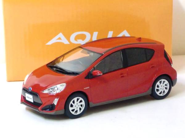 非売品 トヨタ 1/30 新型 アクア X-URBAN スーパーレッドⅤ