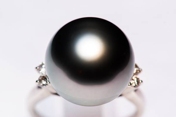 ☆【オーロラ鑑別】特大黒蝶真珠13.7ｍｍＤ0.21ｃｔＰｔリング