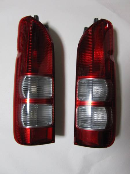 美品　２００系ハイエース3型純正テールランプ　LED球配線付き