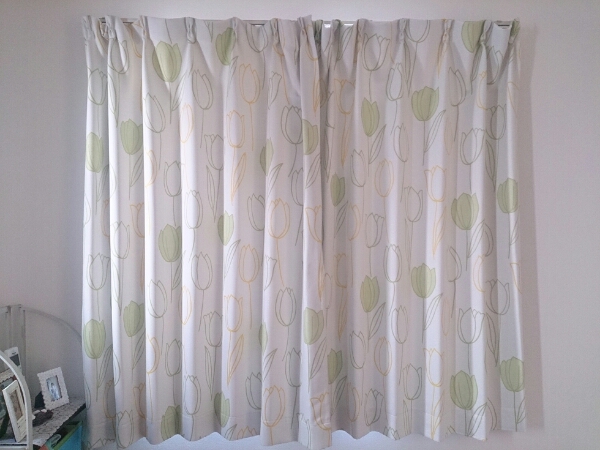 ニトリ チューリップ柄 腰丈カーテン 遮光裏地 子供部屋 丈135cm 売買されたオークション情報 Yahooの商品情報をアーカイブ公開 オークファン Aucfan Com