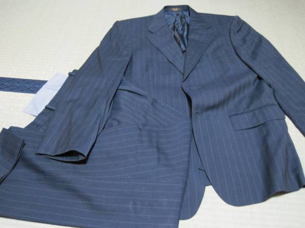 Savile Row サビルロウの2つボタンスーツ 紺 洋服の青山 Mサイズ 売買されたオークション情報 Yahooの商品情報をアーカイブ公開 オークファン Aucfan Com