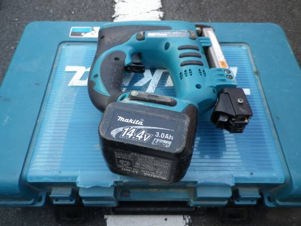 マキタタッカーST110D中古ステープル付き （マキタ 充電タッカー 