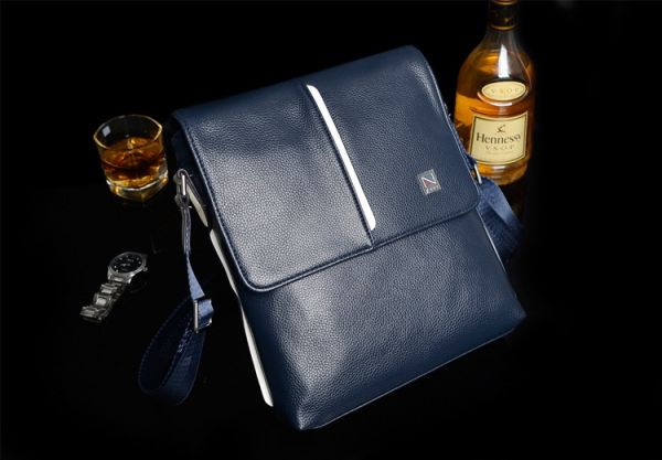 天然本革　レトロ調　メンズ　ショルダーバッグ　新品　ネイビー