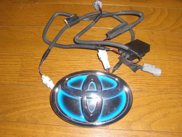 トヨタ　アクア　イルミネーション　エンブレム　中古　送料無料