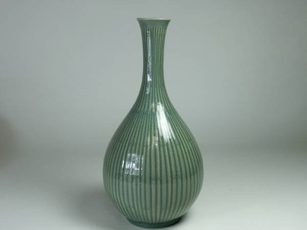 高麗青磁竹文花生　柳海剛作　高さ３３．８ｃｍ