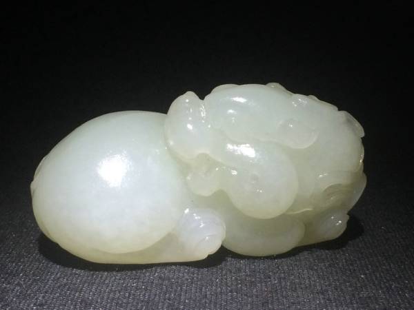 ◆館蔵級◆ 天然和田玉 羊脂白 手彫 霊獣貔貅根付 s03