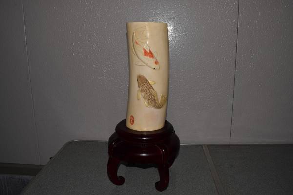 小針孤舟 本象牙彫刻 花立鯉 花器 3.6kg 木台付(東洋彫刻)｜売買された