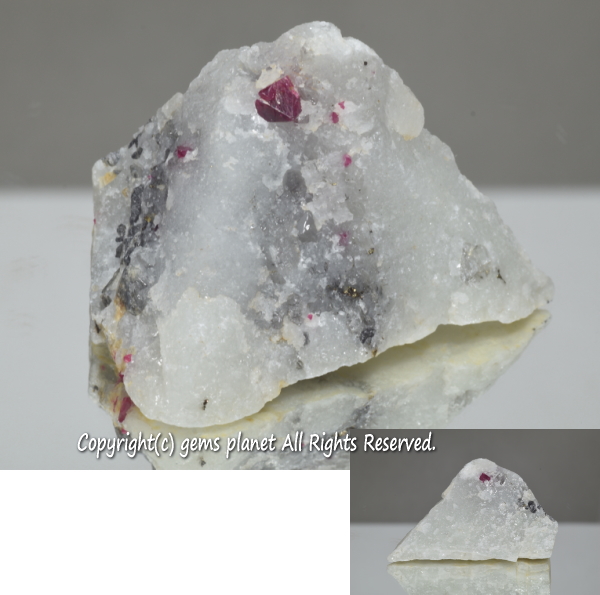 ３通りの山シェイプを楽しめる母石付きスピネル原石【403ct】　