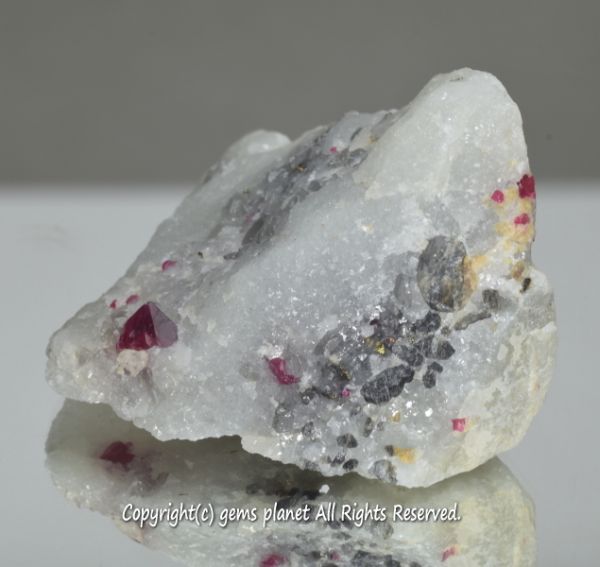 ３通りの山シェイプを楽しめる母石付きスピネル原石【403ct】　