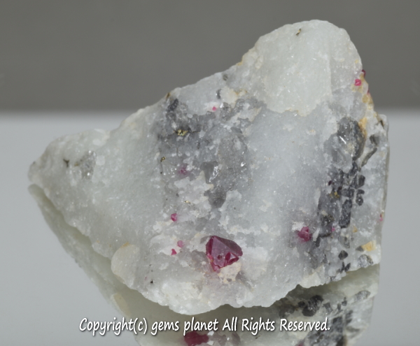 ３通りの山シェイプを楽しめる母石付きスピネル原石【403ct】　