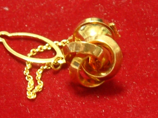 K18　18金　美しいタイピンです。