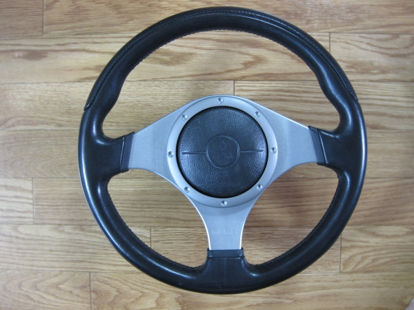 momo ステアリング　エアバッグ付き