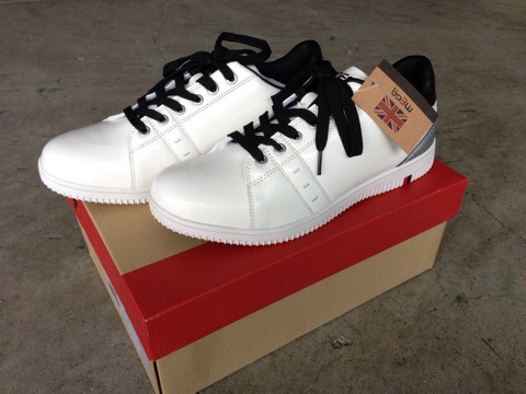 MEGA NEW カジュアル スパイクレス 快適 軽量 MG15 白黒 26