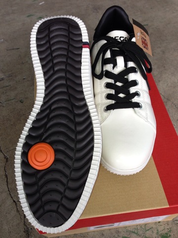 MEGA NEW カジュアル スパイクレス 快適 軽量 MG15 白黒 26