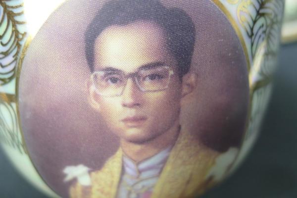 1002★タイ国王 ペアカップ 寺院の形 ハンドペイント 共箱 陶器