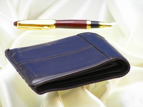 ItalyMade♪漆黒の輝きメンズ本革二つ折り財布小銭入れ付〒205円