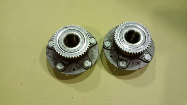 マツダRX-7　FD3Sフロントハブ　純正品