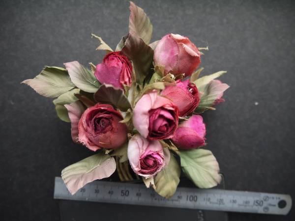 オンリーワン　朱いバラのつぼみばかりのコサージュ（布花）