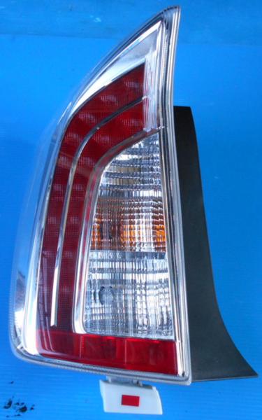 プリウスＺＶＷ３０後期左テールランプ中古