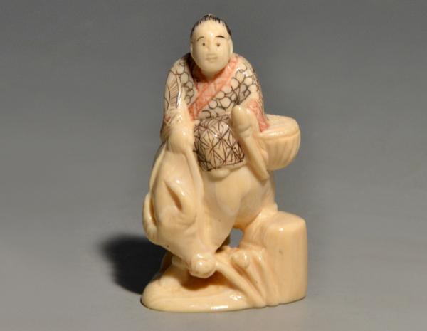 本象牙　根付　5㎝　水牛に人形図　現代作品　銘有